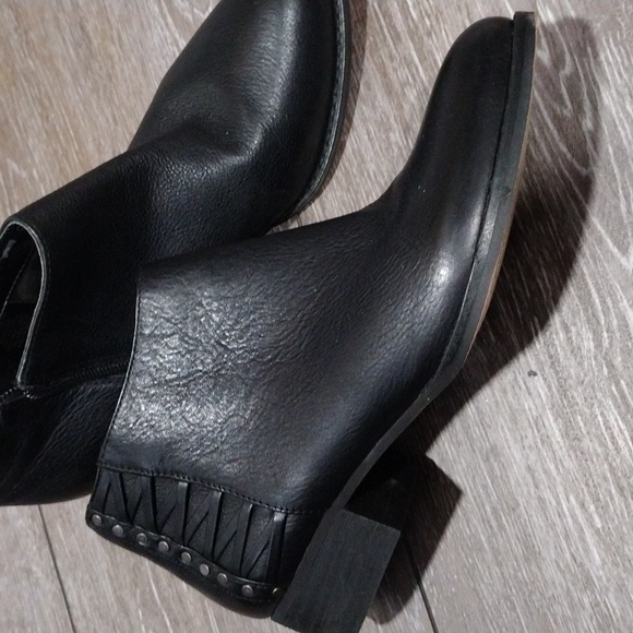 Vince Camuto black leather zip ankle boots. Size 8 - Picture 3 of 13